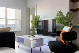 Spacious Apartment with Private Patio and Fast Wifi - Serene Getaway