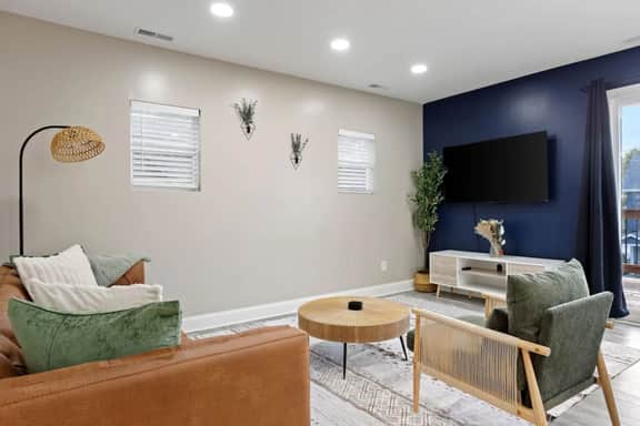 Chic Design and Spacious Layout - Inviting Modern Oasis