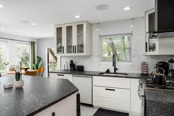 Rockford IL Vacation Rental – Modern 3BR Home with Private Jacuzzi